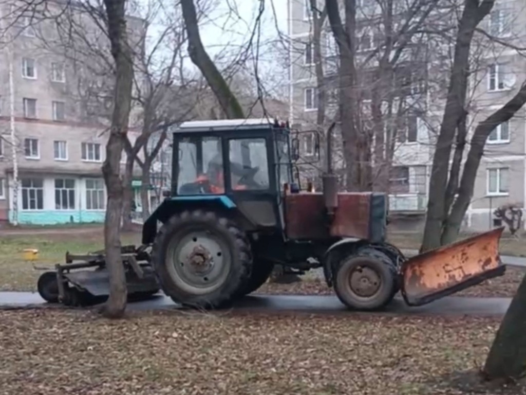 Рабочие в Шатуре убирают мусор с дорог