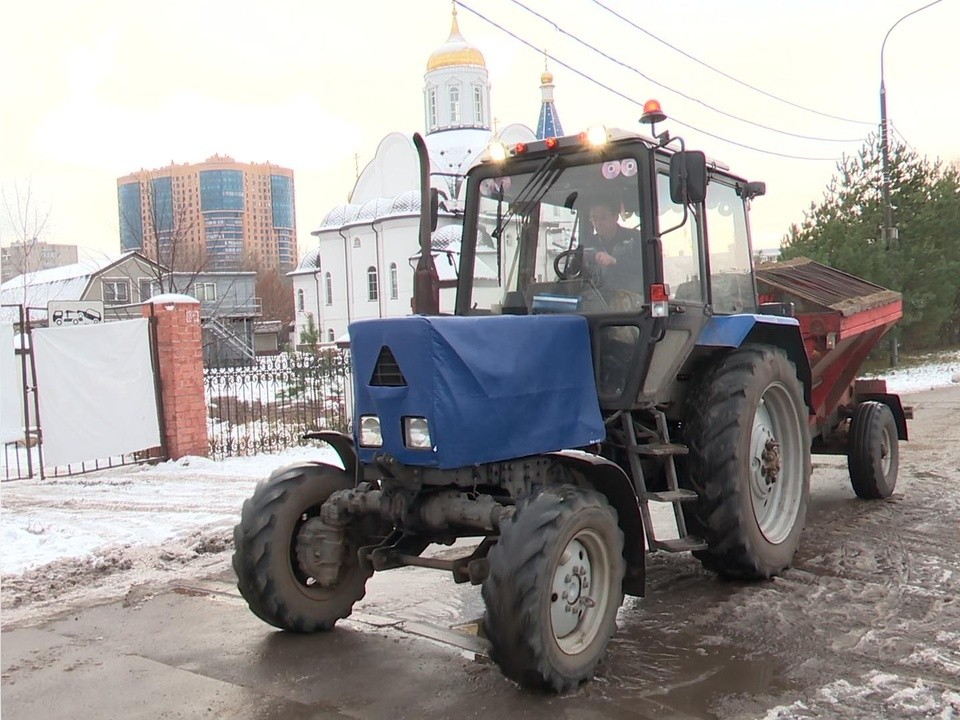 Новые комплексные дорожные машины убирают улицы в Реутове