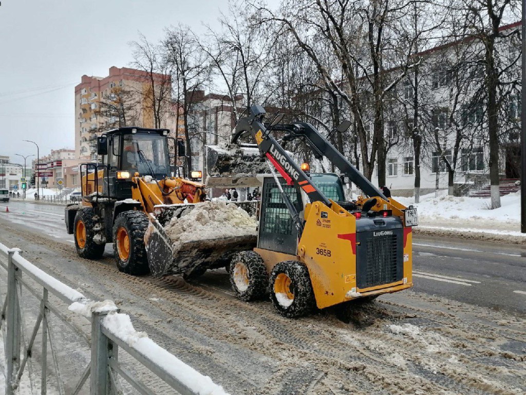 Тяжелая техника и специалисты с лопатами выведены на уборку снега в Наро-Фоминске