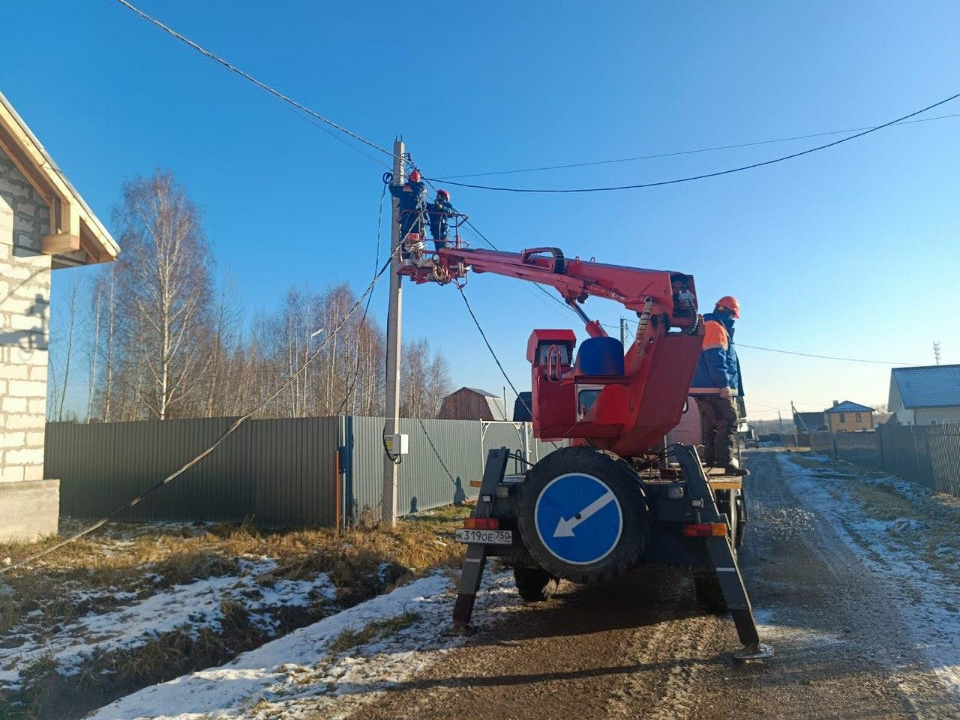 В Раменском энергетики меняют обычные провода на более надежные, устойчивые к обледенению