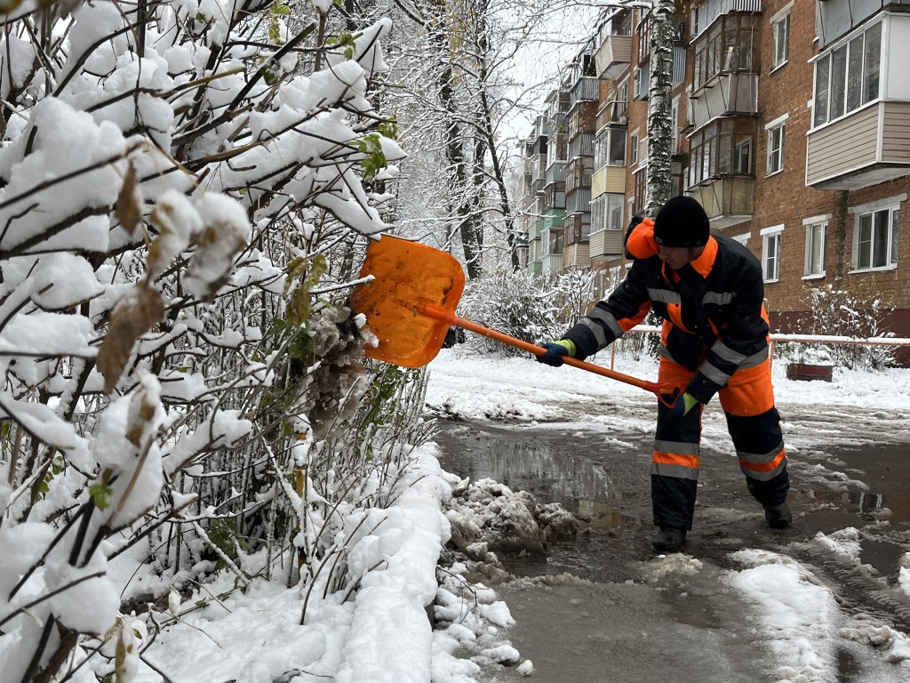 Дороги обработали от гололеда в поселке Радовицком