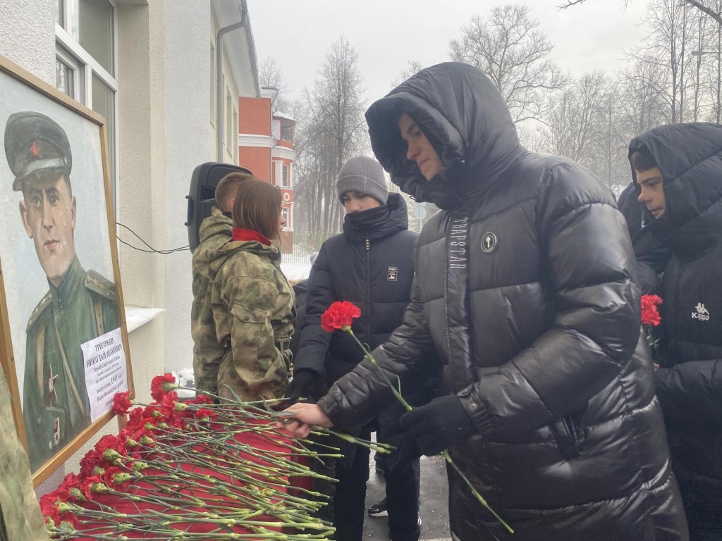 Потомки Героя Советского Союза передали школе, где он учился, фронтовые письма