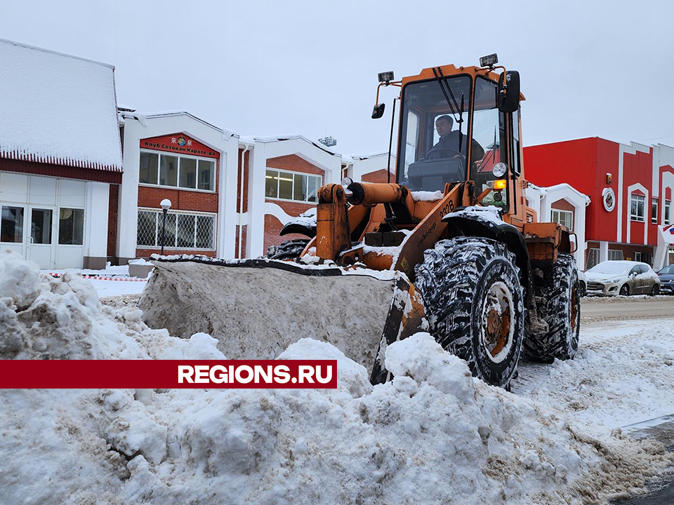 Тротуары и дороги на улице Войкова в Дедовске расчистили от снега