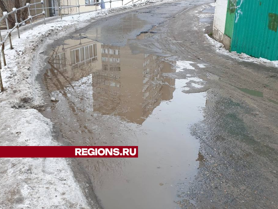 Огромную лужу на улице Томилинской, мешающую пешеходам, устранили меньше, чем за сутки