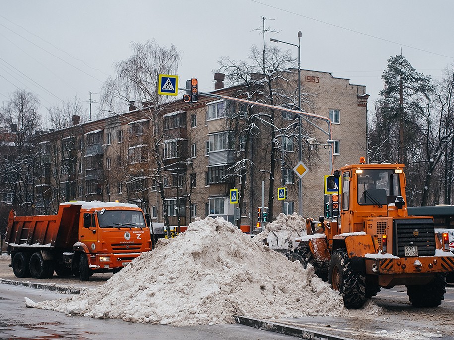 Для борьбы с последствиями снегопада в Пушкинском округе вывели всю спецтехнику