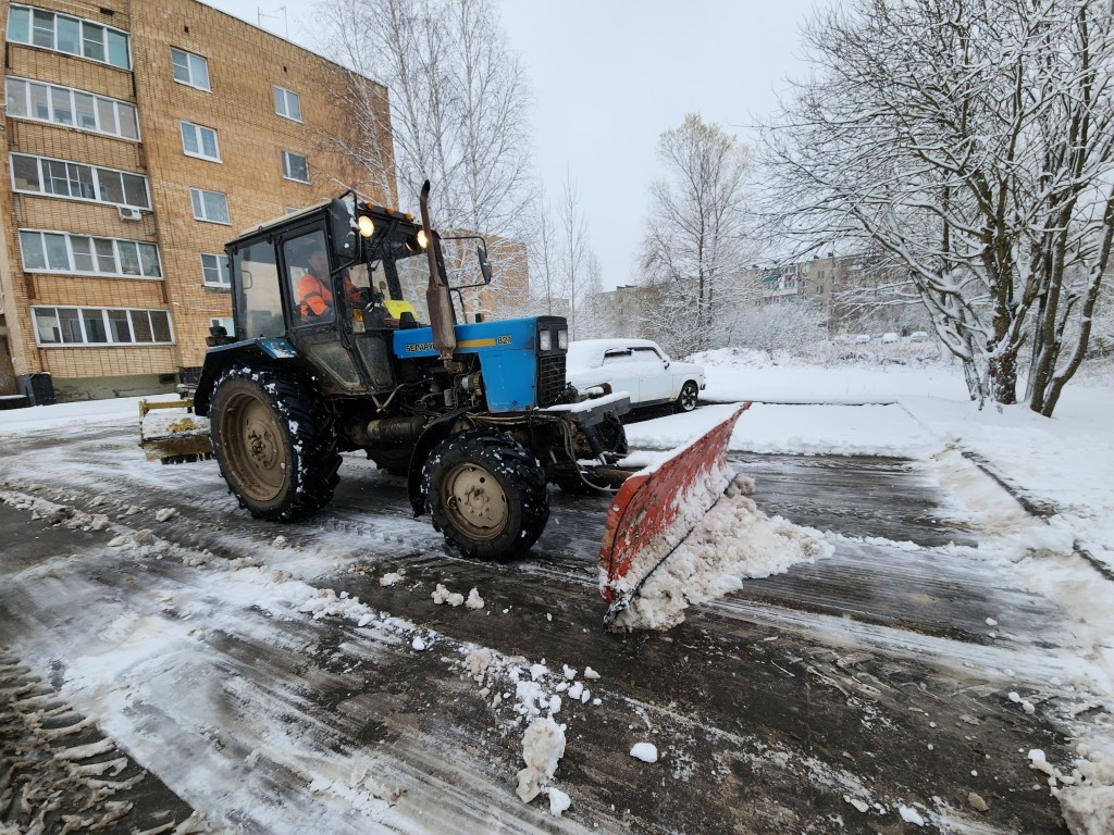 На улице Гражданская коммунальщики чистят снег