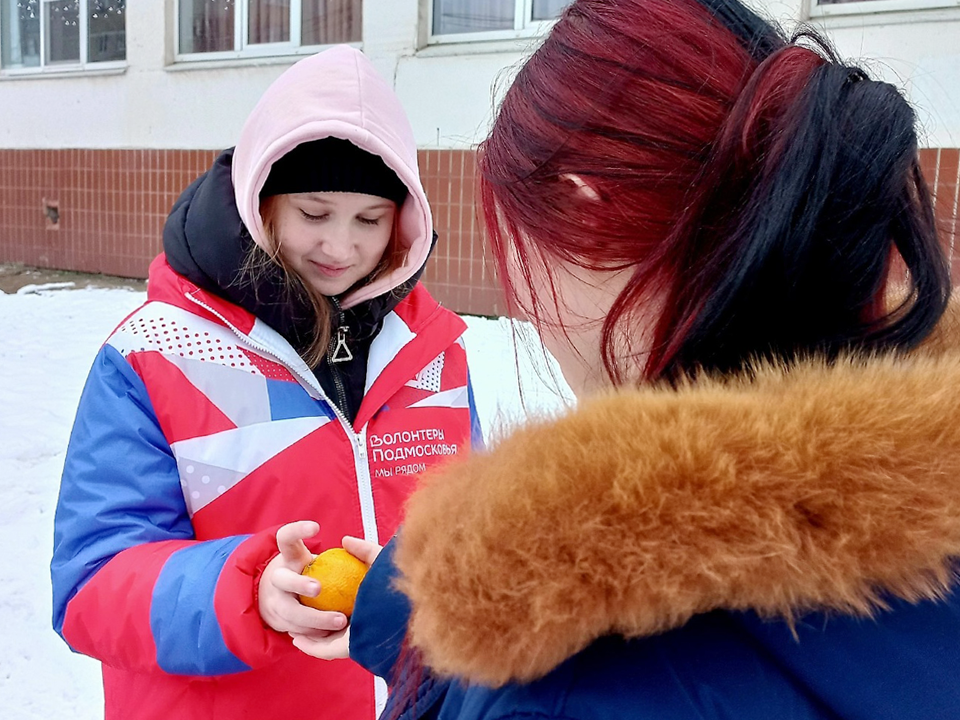 Мандарины раздали волонтеры прохожим на улицах Ступина накануне новогодних праздников