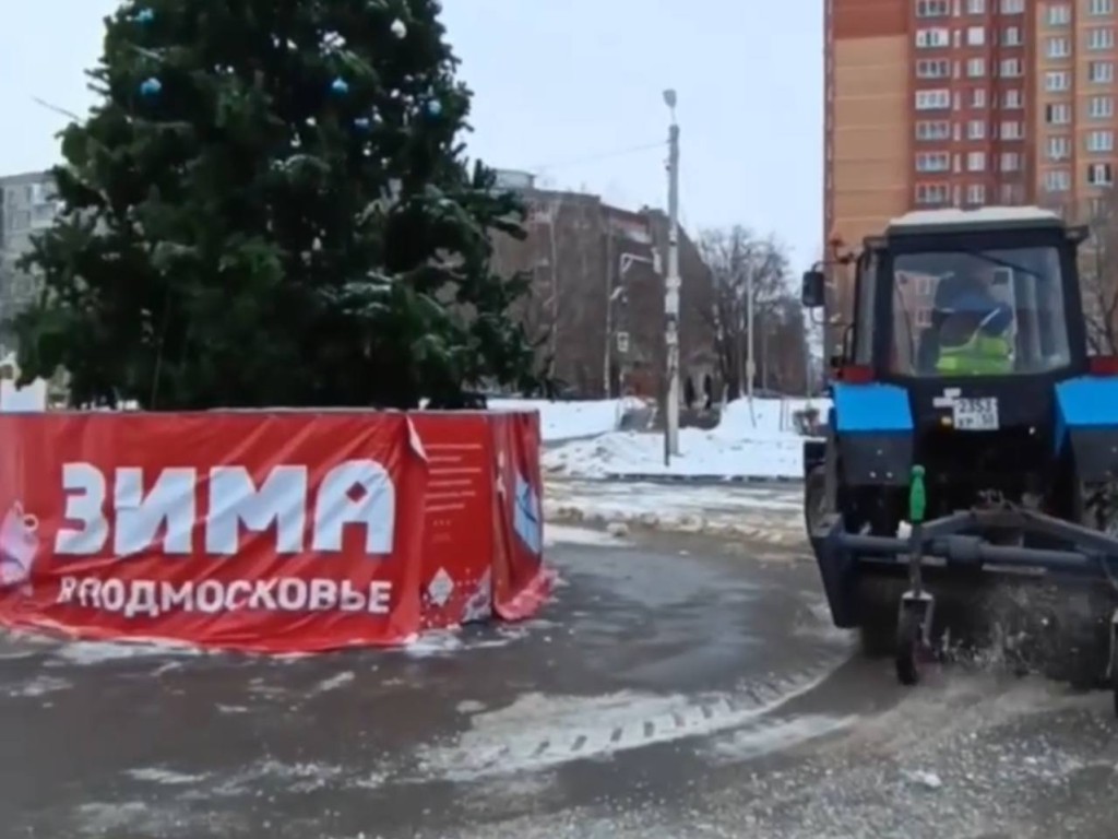Возле елки в микрорайоне Новлянский расчистили дорожки от снега до асфальта