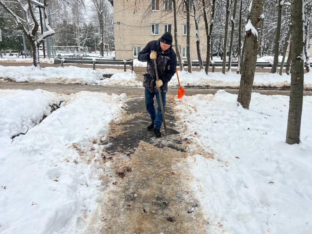 Жители Северной улицы помогли коммунальщикам расчистить дороги от снега