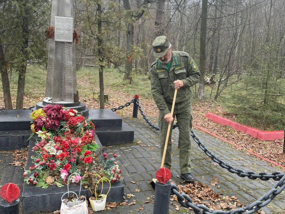 Почтить память летчика-героя жители Люберец приходят в лес возле деревни Лукьяновка