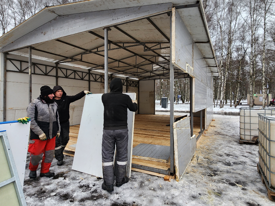 В Можайске собирают трибуны у центрального катка, где пройдет ледовое шоу Навки