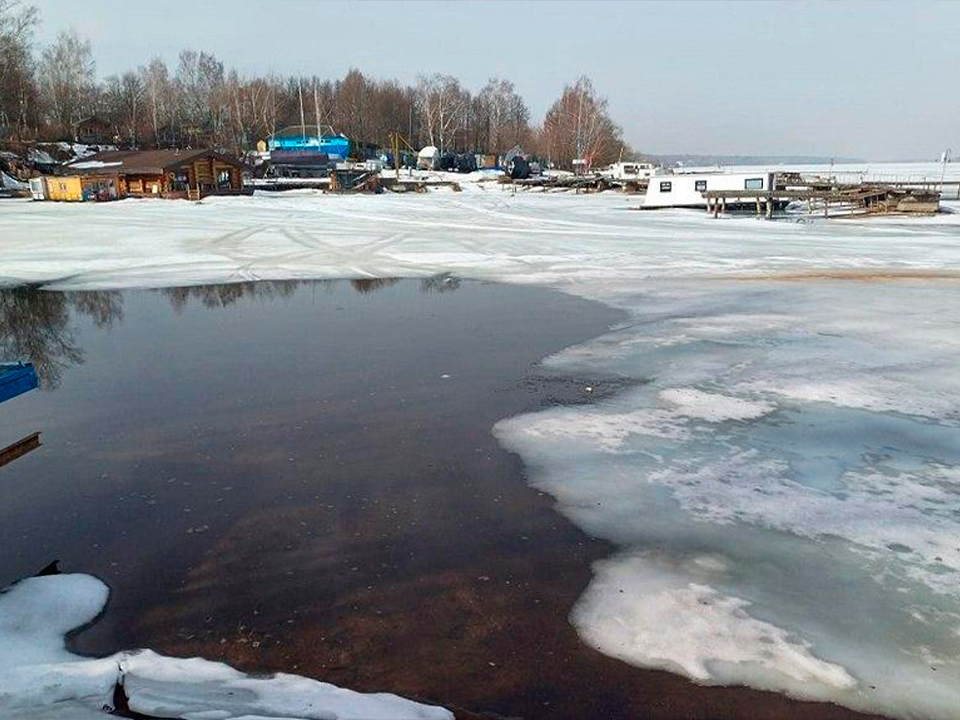 Спасатели предупредили жителей Мытищ об опасности тонкого льда на водоемах