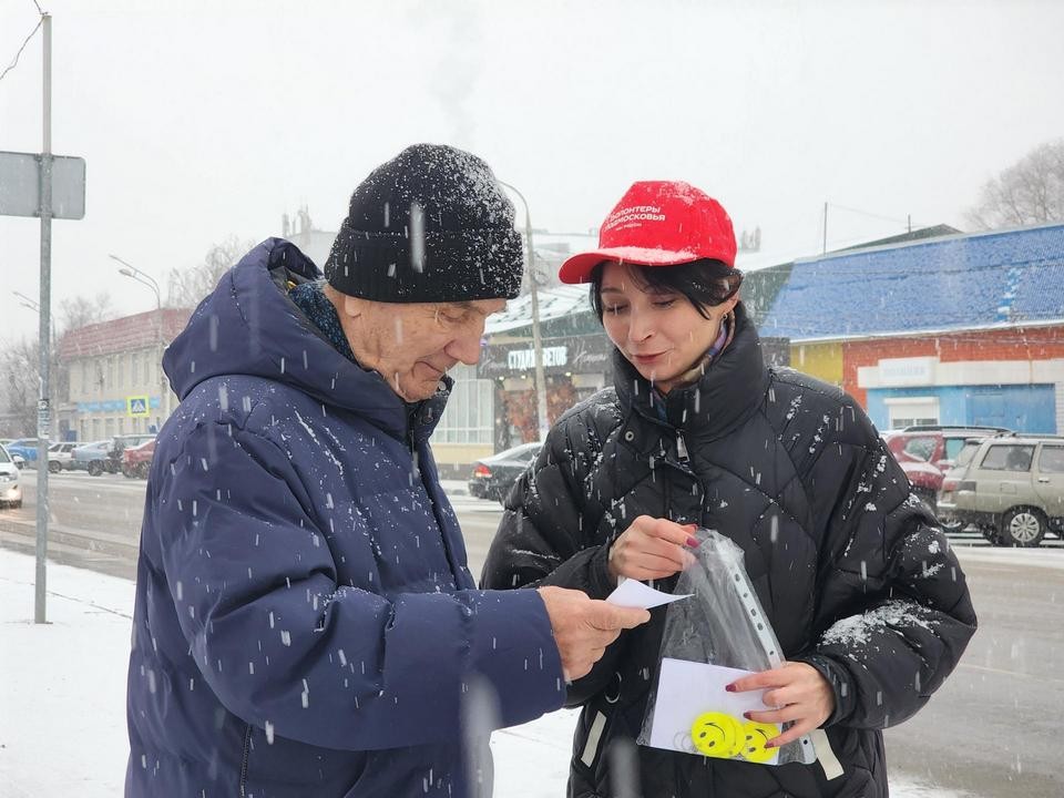 Волонтеры раздают луховичанам световые маячки безопасности