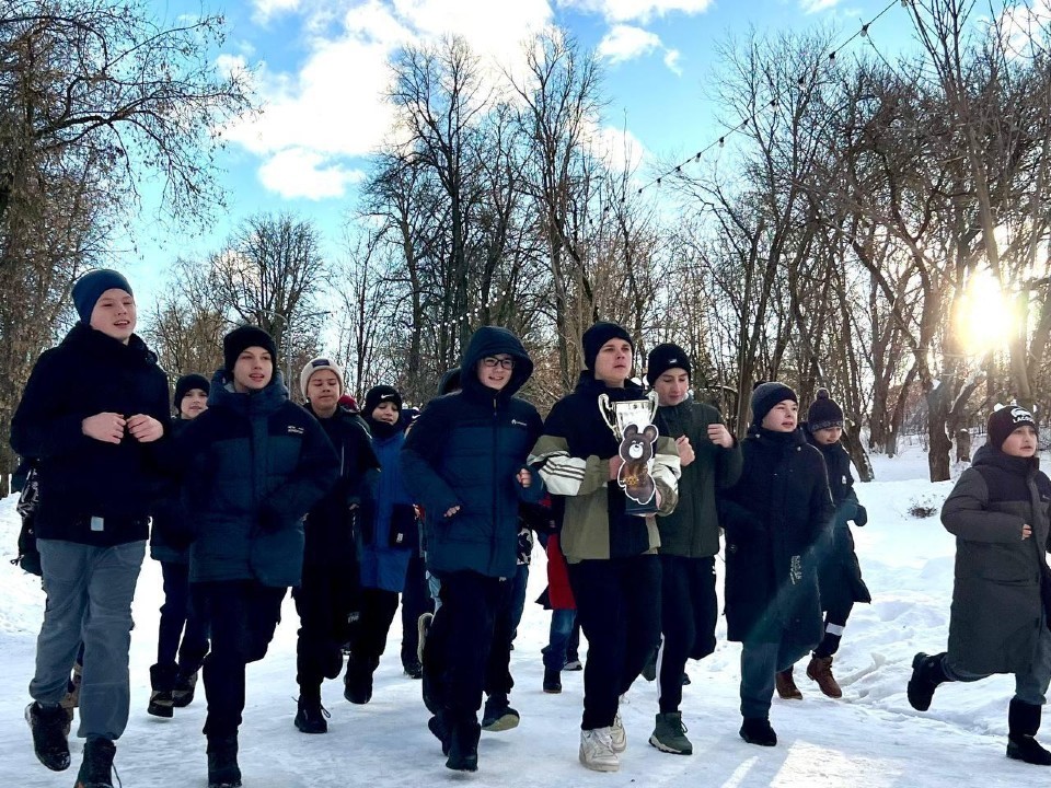 В Яхроме катанием на лыжах и массовым забегом поздравили олимпийского Мишку