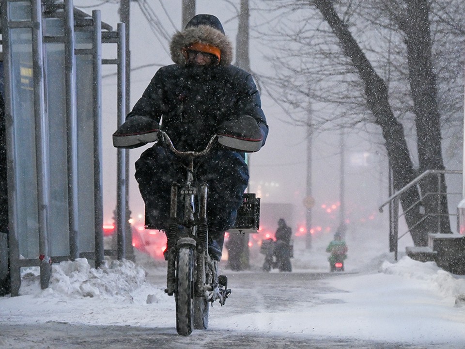 Опасный маневр курьера на дороге в Одинцове попал на видео