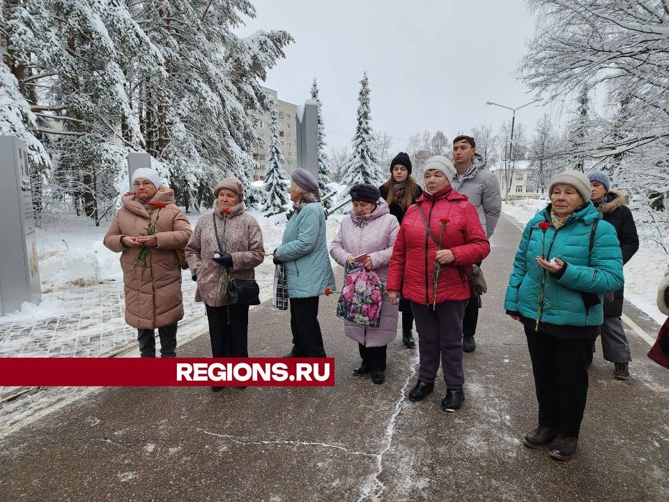 Жители, депутаты и ветераны Дубны почтили память Героев Отечества у мемориала «Братские могилы»