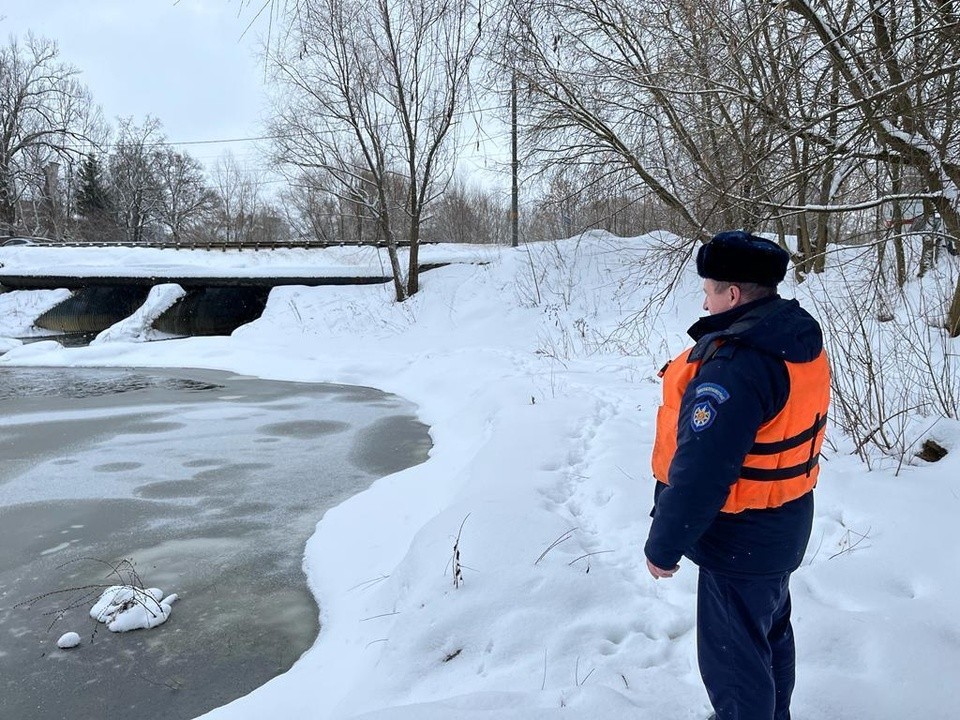 Быстрое течение не дает окрепнуть льду на реке Пехорке