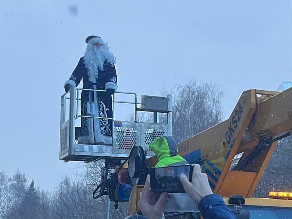 Дед Мороз приехал на уличный праздник в Пушкино на автовышке