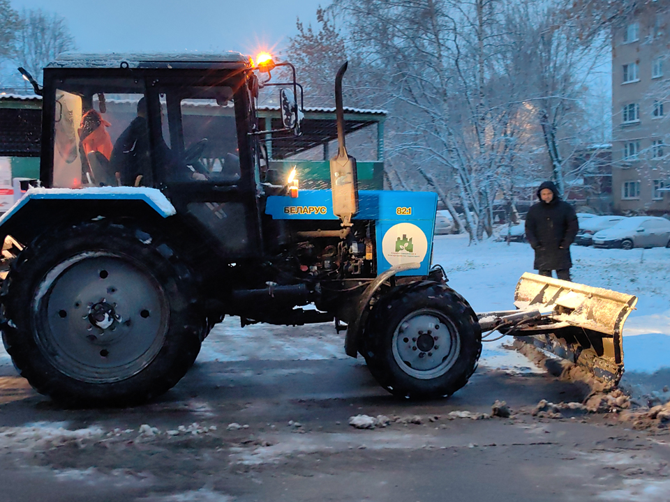 На уборку снега в Щелкове вышли тракторы и мини-погрузчики