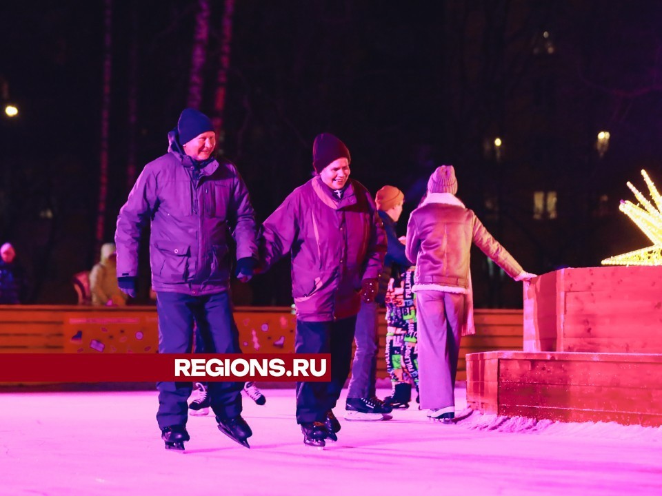 Теплые раздевалки, пункт проката и заточки коньков работают на Театральном катке в Химках