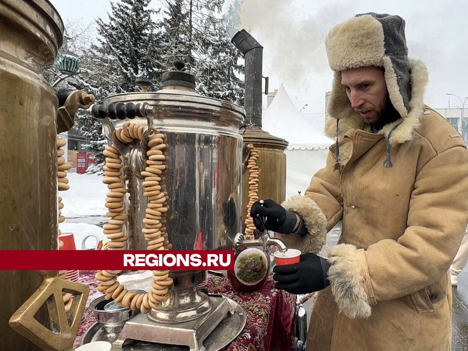 Самоварщик из Одинцова приготовил 120 литров чая и раздал прохожим в городе