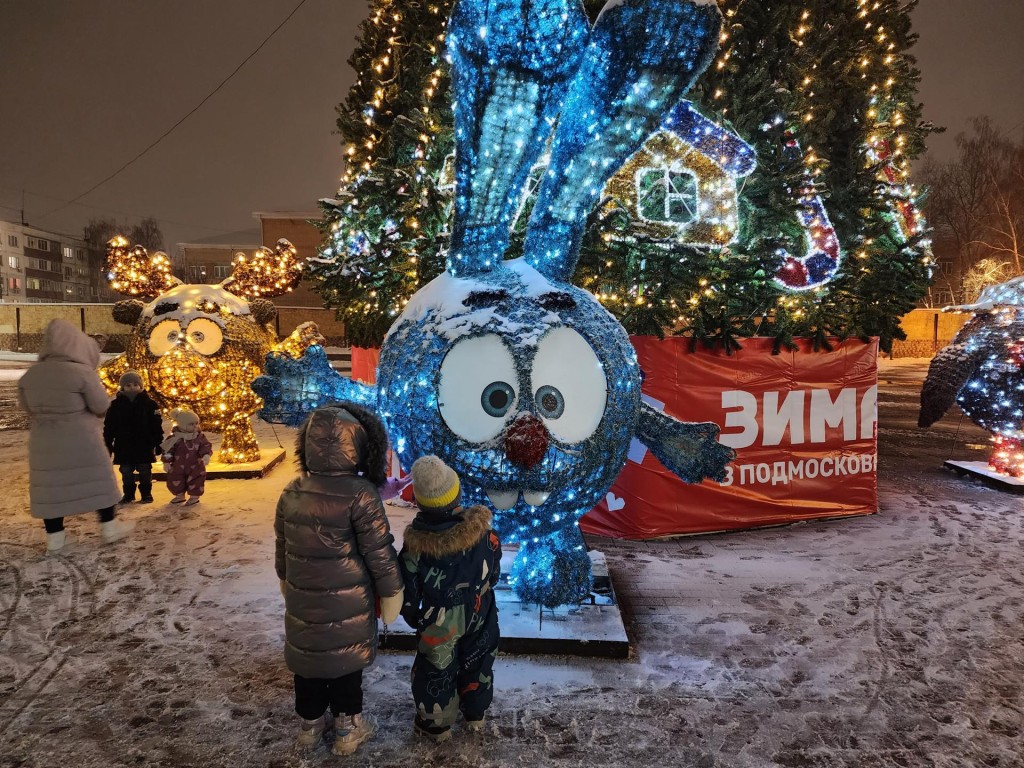 Забавные Смешарики на площади Молодежи в Раменском радуют и детей, и взрослых