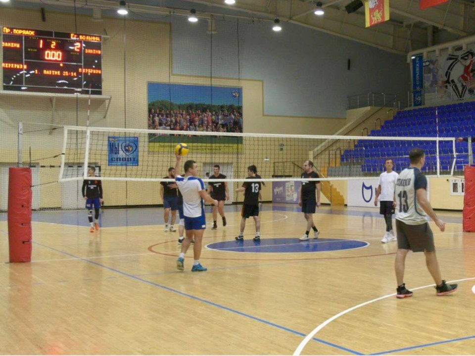 Полицейские, слесари и медики стали лидерам муниципального турнира по волейболу