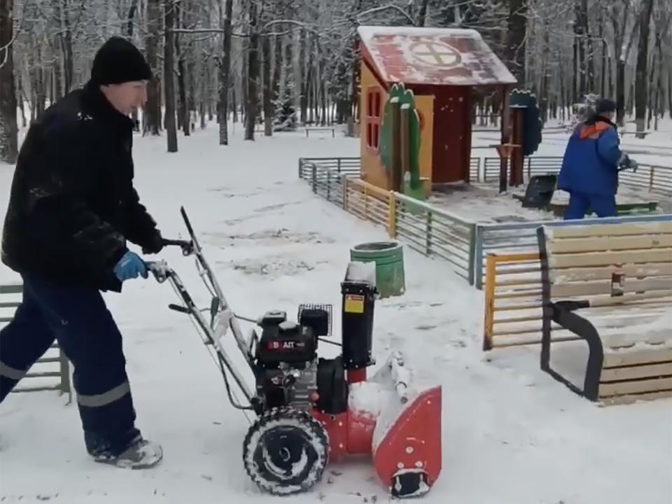 В микрорайоне Цемгигант очистили от снега детскую площадку