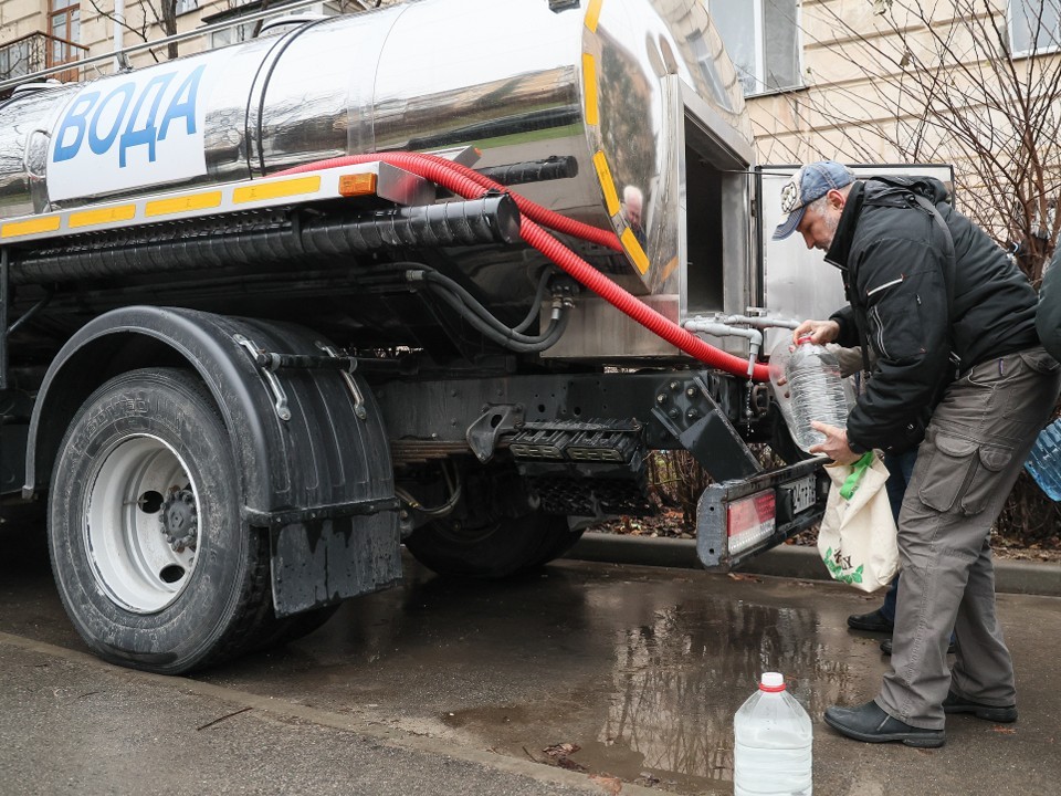 Жители Олимпийского проспекта могут набрать питьевую воду в автоцистерне