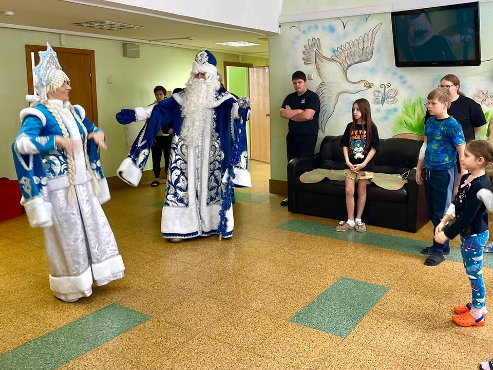Дед Мороз и Снегурочка устроили праздник для детей в больнице Дедовска