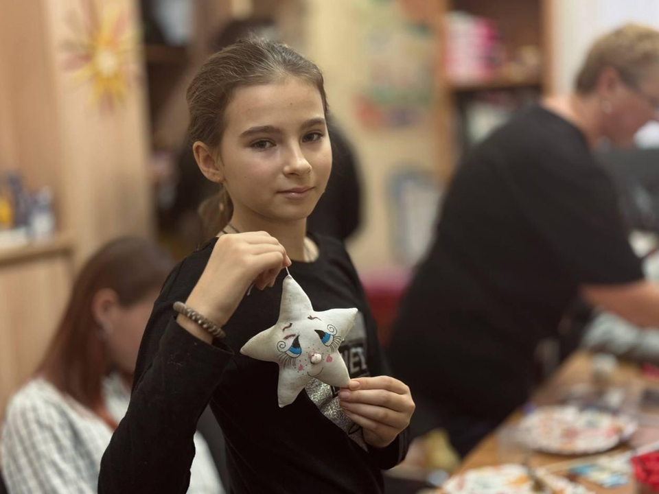 В Семейном центре «Подольский» дети научились создавать новогодние украшения