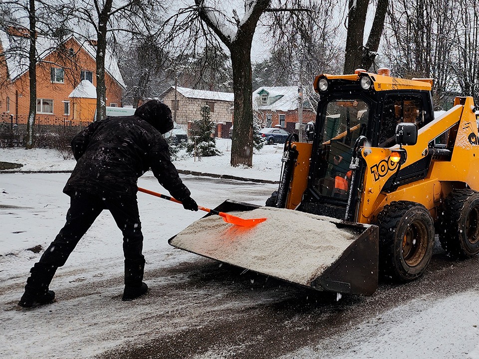 Коммунальщики Звенигорода очищают город от снега перед Новым годом