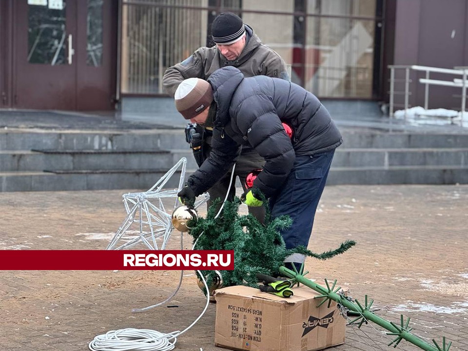 На центральной площади Восхода установили новогоднюю елку