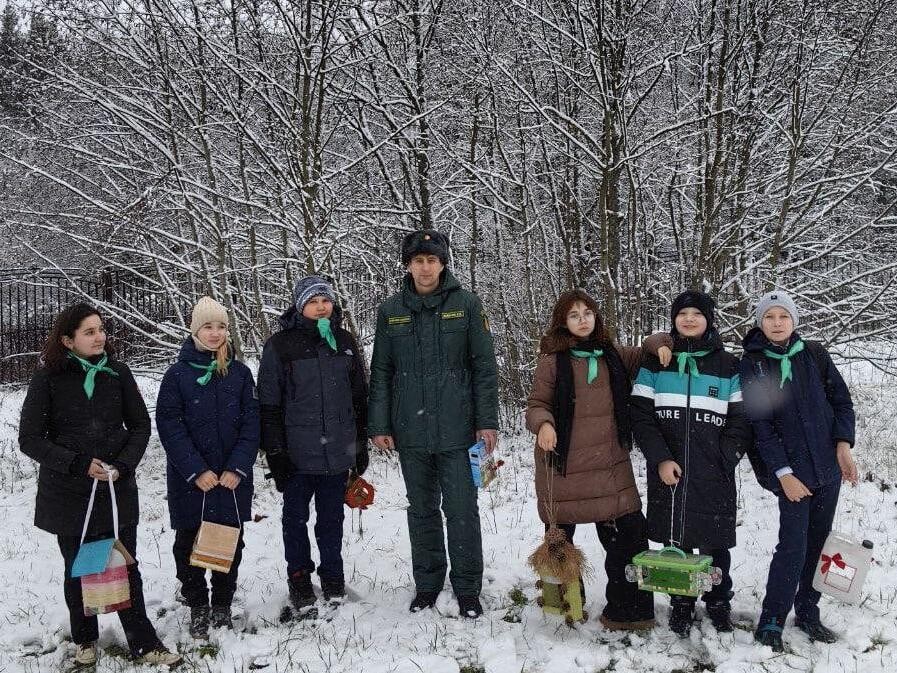 Юные лесничие из Сергиева Посада своими руками сделали кормушки для птиц