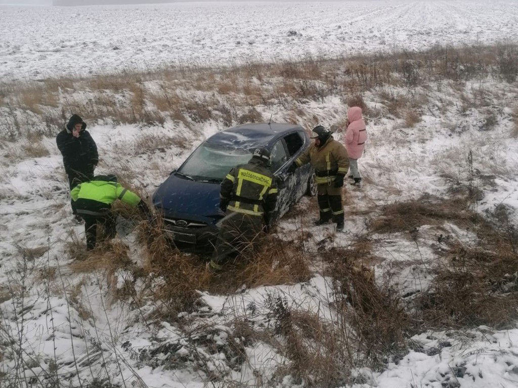 Автомобиль вылетел с дороги у села Щапово в городском округе Ступино