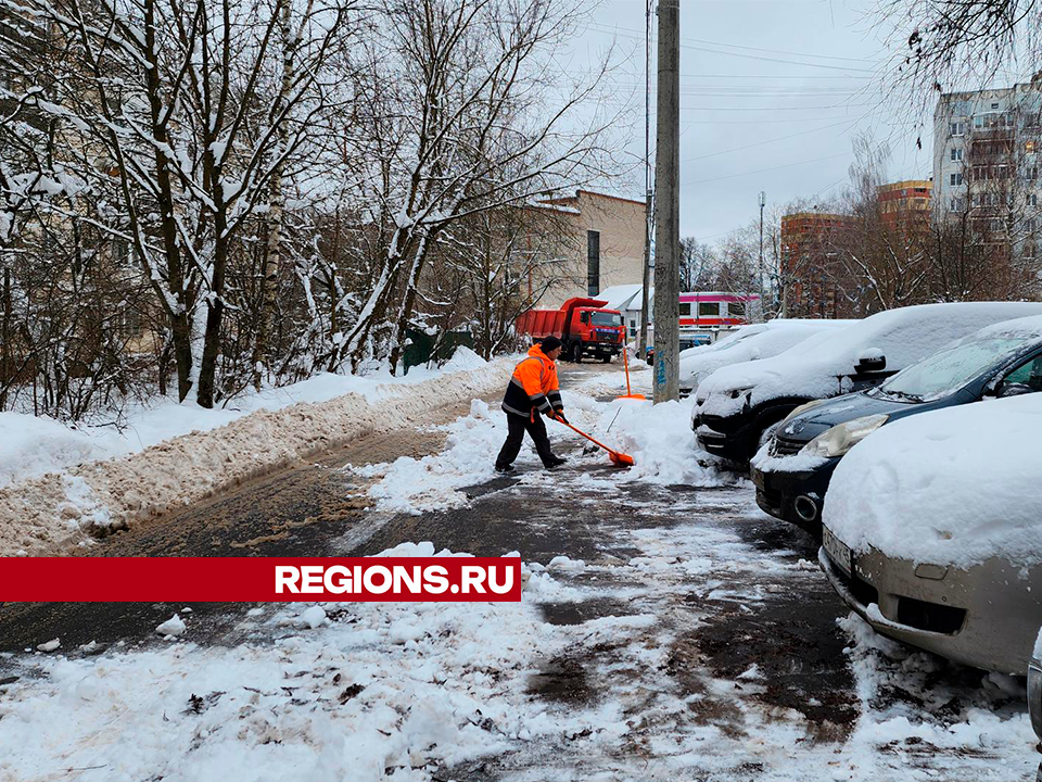 Дворники расчистили от снега один из крупнейших дворов в Солнечногорске