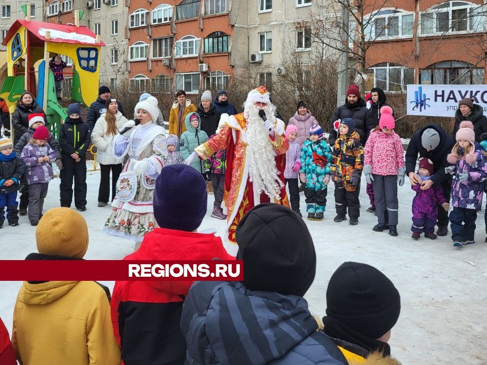 Для жителей улицы Гудкова состоялся новогодний детский праздник во дворе