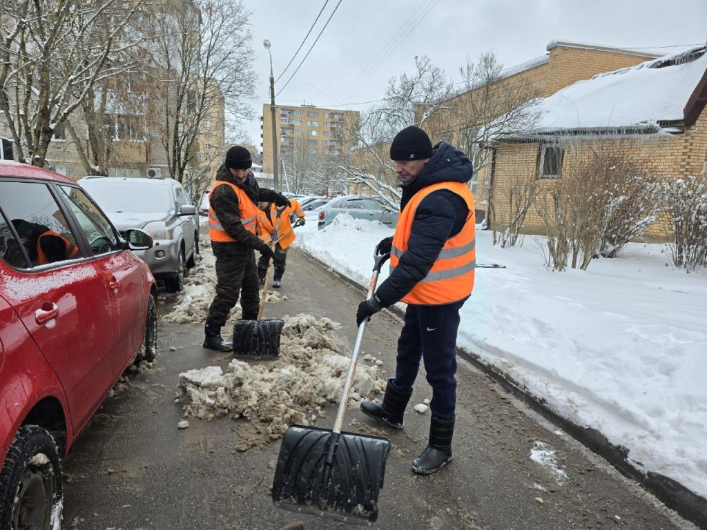 Более 150 коммунальщиков убирают снег во дворах Можайского округа ежедневно