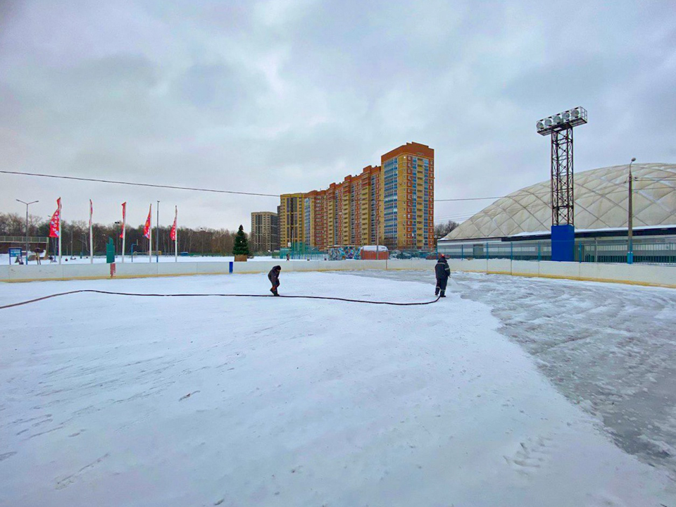 Ледовую площадку начали готовить в физкультурно-оздоровительном комплексе