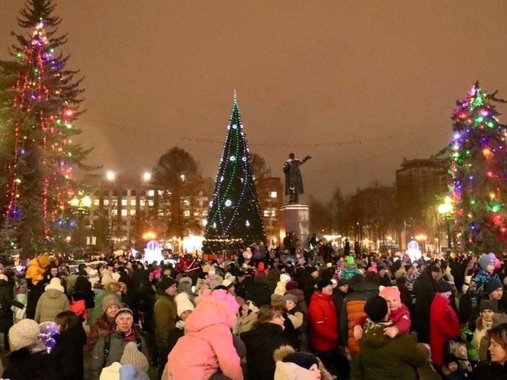 Огни на главной новогодней елке округа зажгли на центральной площади