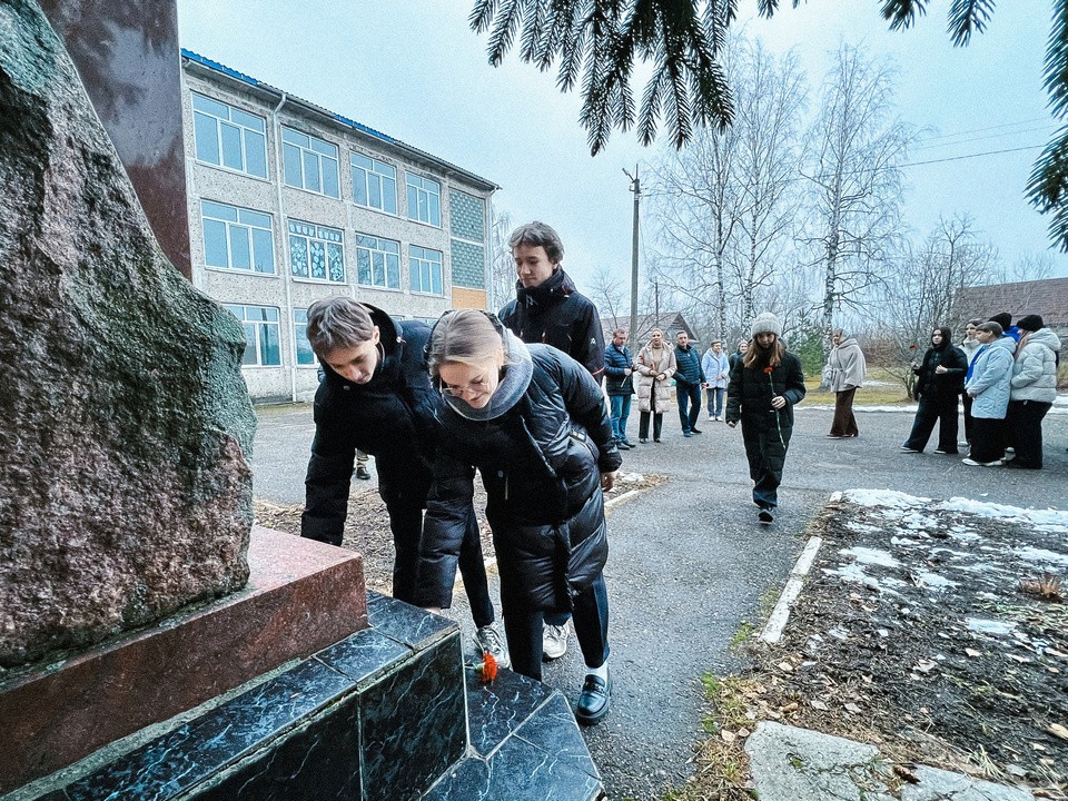 Луховичане почтили память Героев Отечества возложением цветов к мемориалам