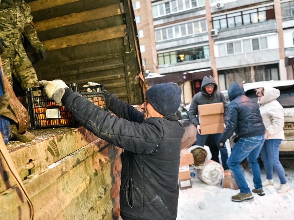 Мандарины, мишуру и сладости отправят в зону СВО в составе груза из Балашихи