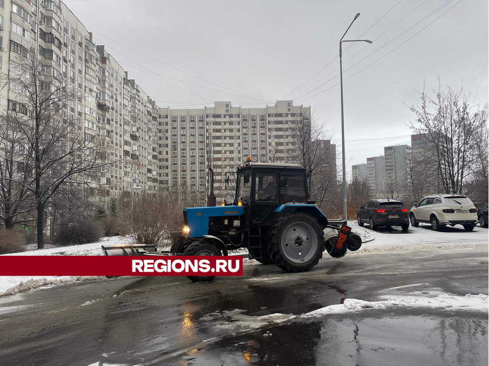 Коммунальщики Дзержинского вторые сутки борются с последствиями аномальных снегопадов