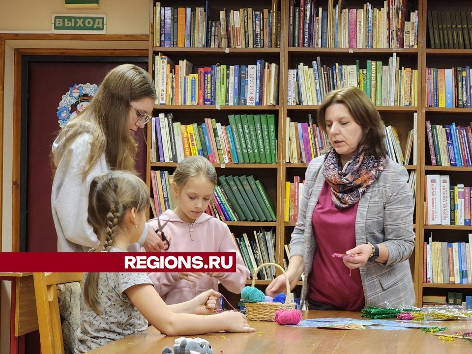 Новогодние украшения из пушистой проволоки создали дети на мастер-классе в библиотеке Лобни