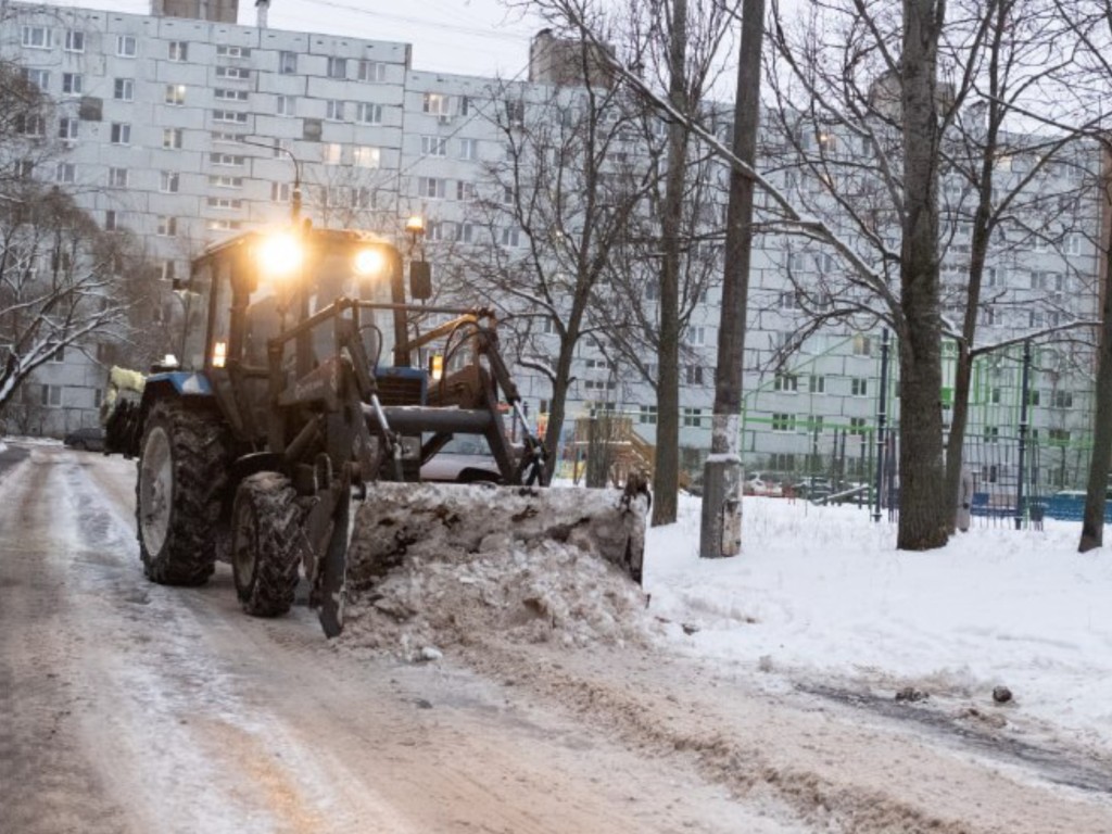 В Шатуре убирают дороги от снега и мусора