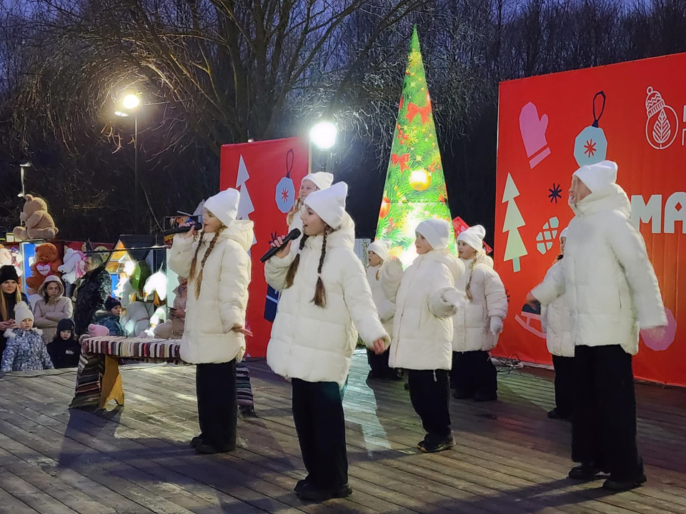 Старт зиме дали в парке Чехова катанием в собачьих упряжках и концертом