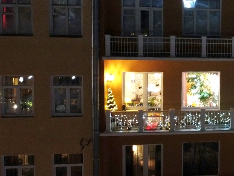 Дед Мороз на телеге и балкон с поздравлениями: жуковчане создают новогоднее настроение
