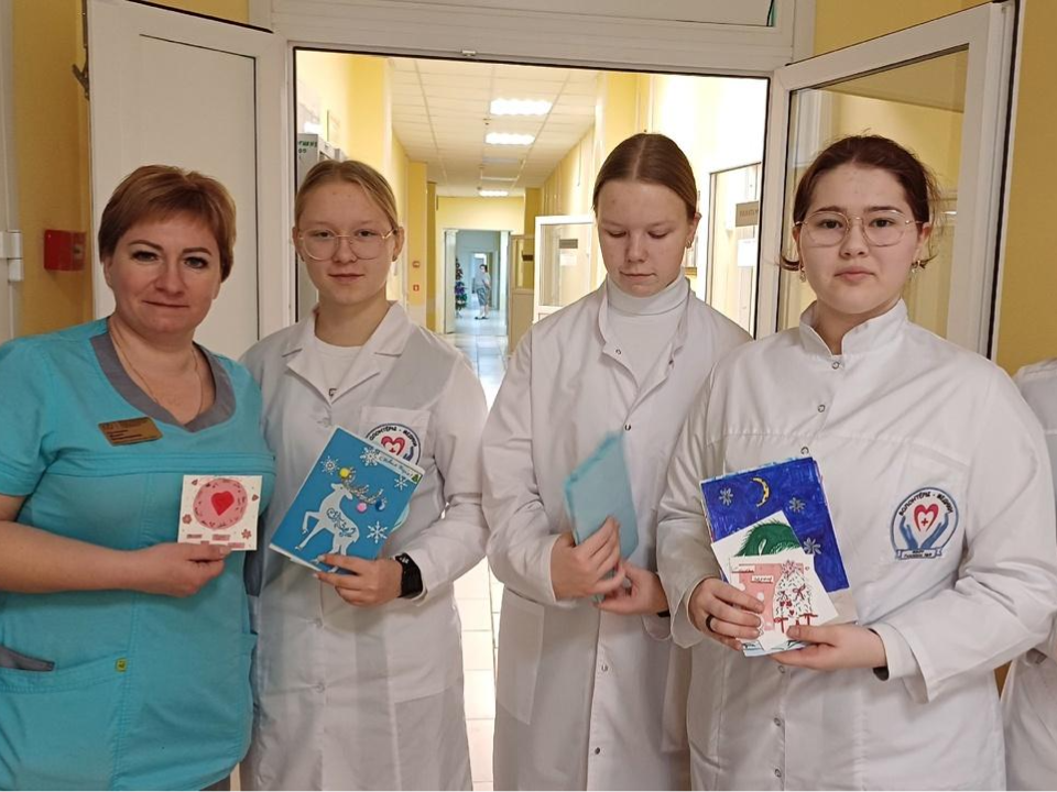 Новогодние открытки с пожеланиями здоровья подарили пациентам Коломенской больницы