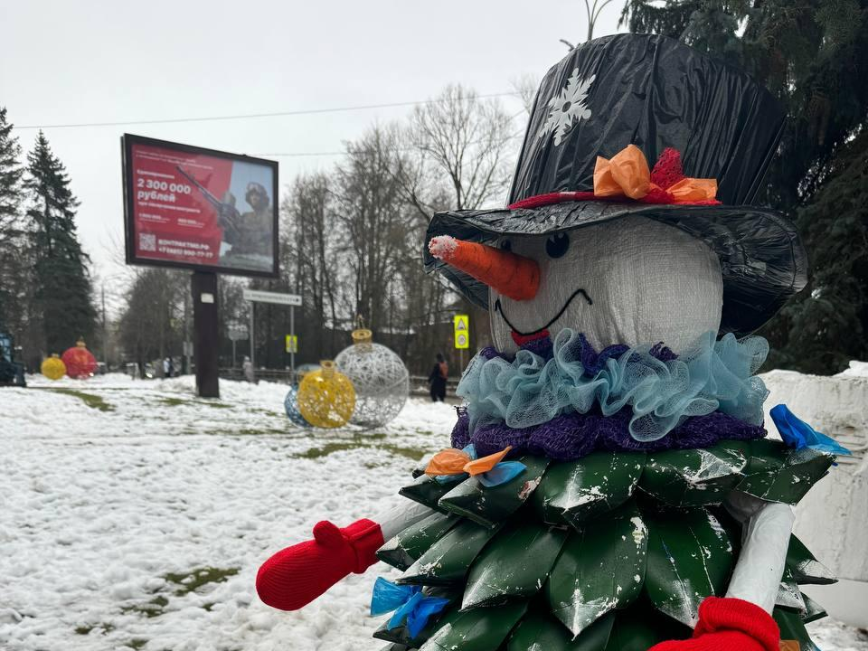 В Можайске центральную аллею города украсили новогодними экоигрушками