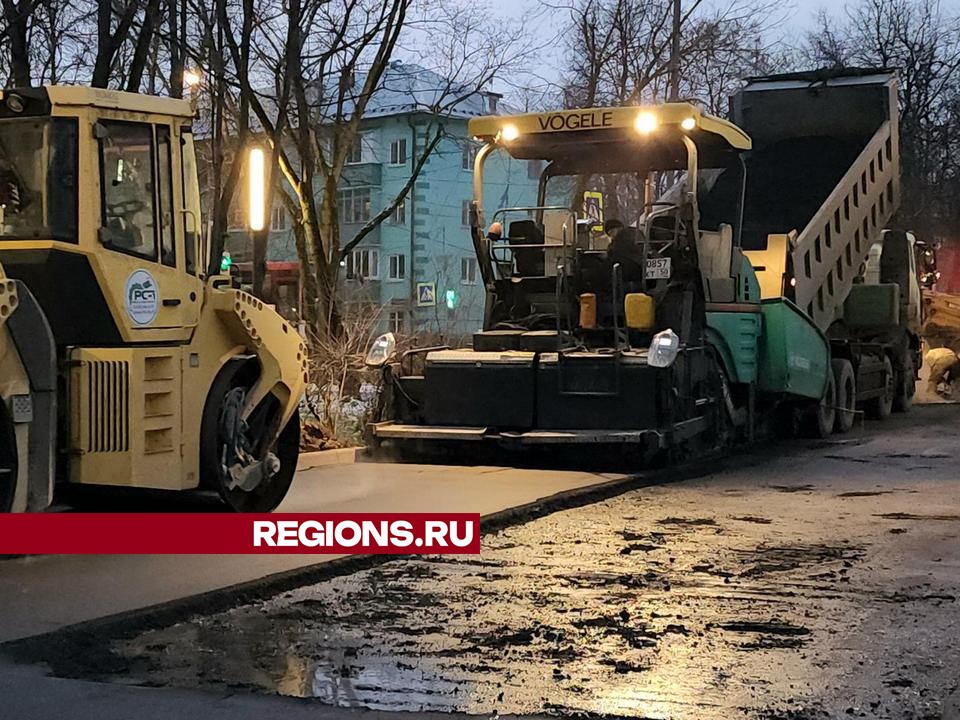 Рабочие уложили ровный асфальт возле мемориала «Звонница» в Лобне